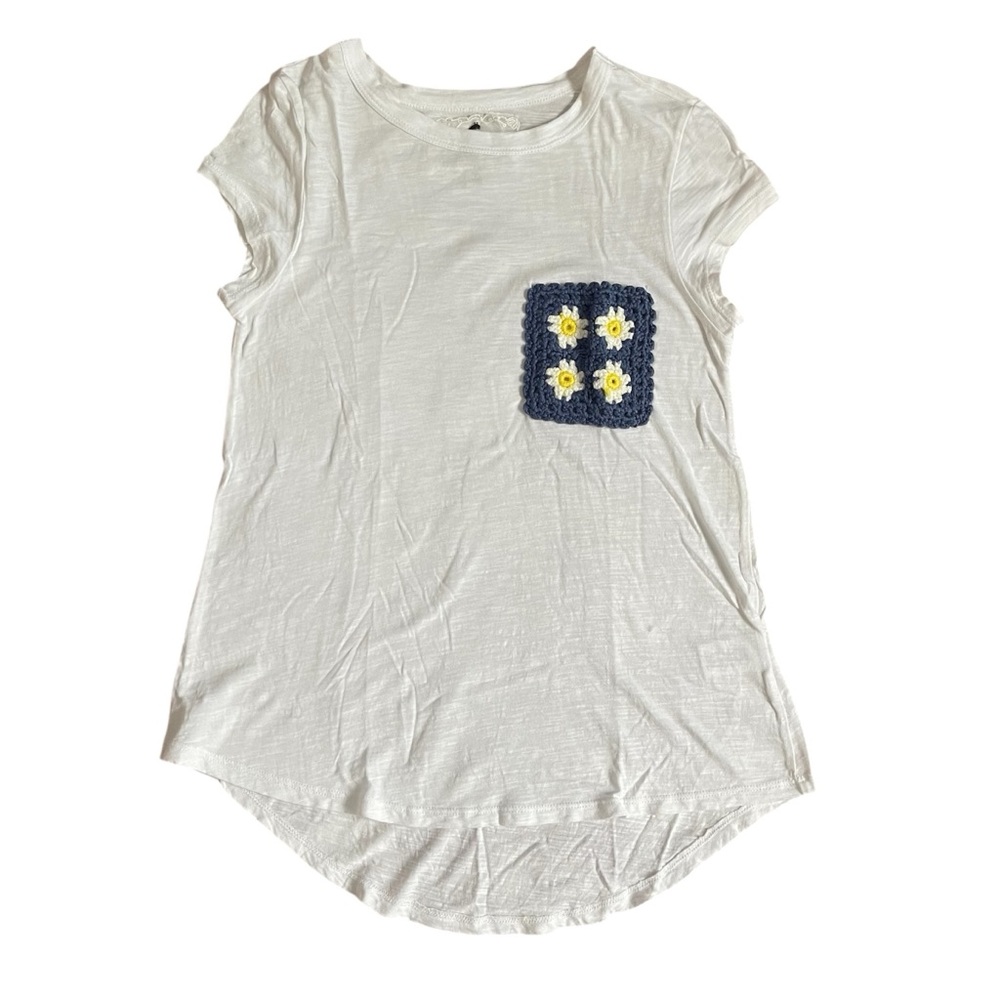 Cupio White Tee with Blue Floral Crocheted Pocket US S
